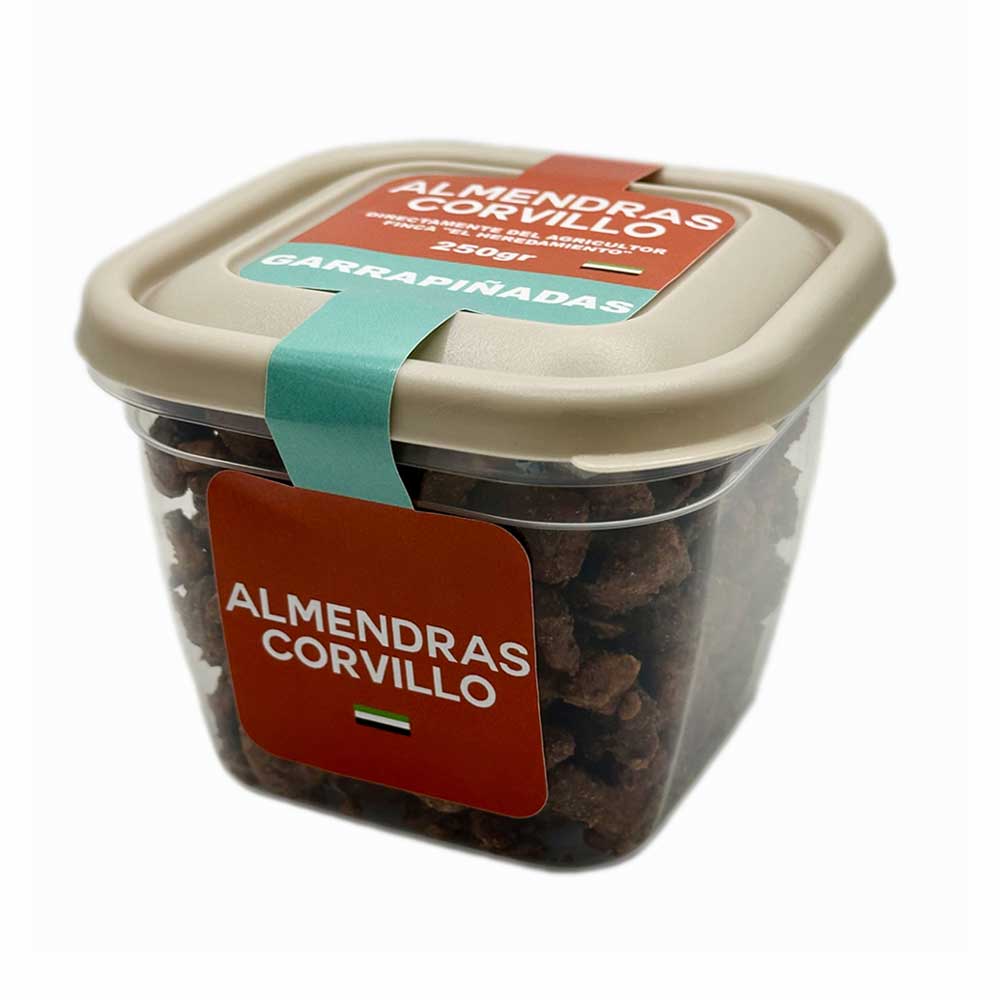 Primer plano de un recipiente de almendras garrapiñadas.